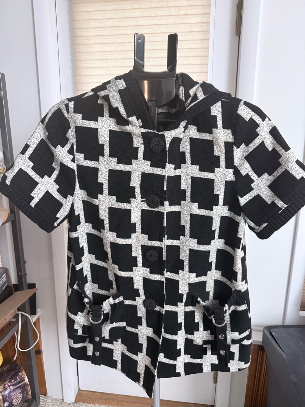 Black & White bold Geometric Hoodie jacket L button down short sleeves pockets
